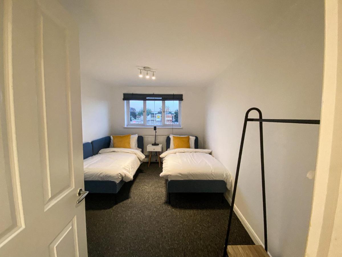 Heathrow/Ashford Hospital/Twickenham Short Stay Apartment Stanwell Exterior photo