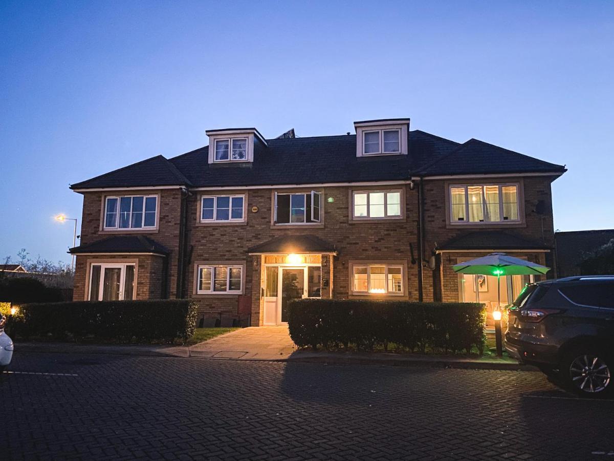 Heathrow/Ashford Hospital/Twickenham Short Stay Apartment Stanwell Exterior photo